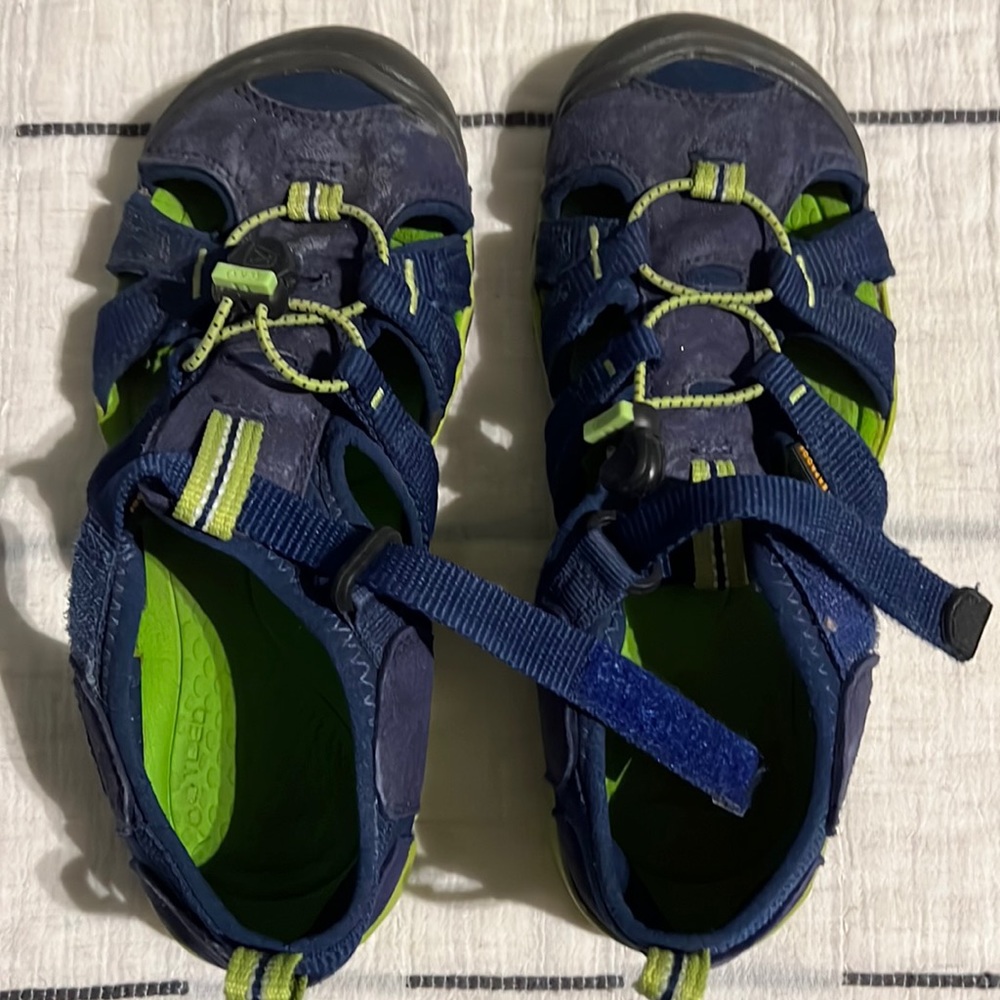 Keens boys size 3